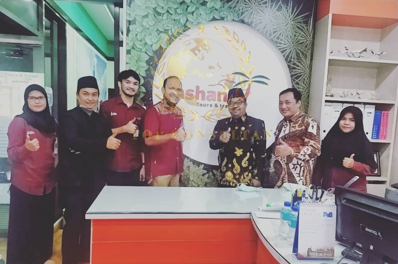 Tim gabungan TOP Konsultan Nusantara dan Ashanty merayakan akreditasi PPIU